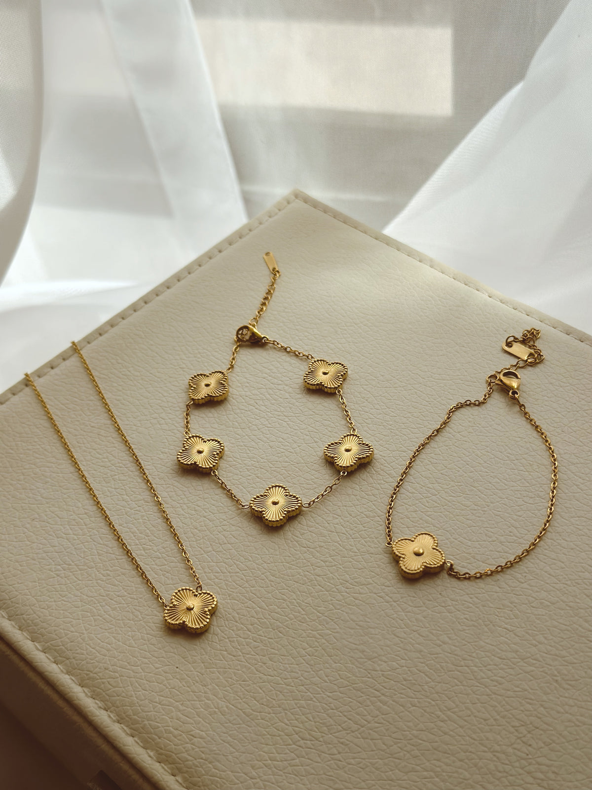 Gold clover necklace